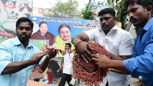 தீபாவின் ஆதரவாளர்கள் தீர்ப்புக்கு பிறகு தங்களது மகிழ்ச்சியை வெளிப்படுத்தினர்