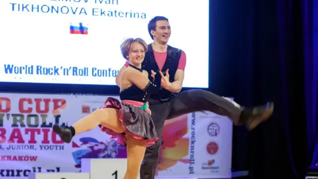 Katerina Tikhonova akidensi na Ivan Klimov wakati wa mashindano ya dunia ya Rock'n'Roll Acrobatic mjini Krakow, 2014