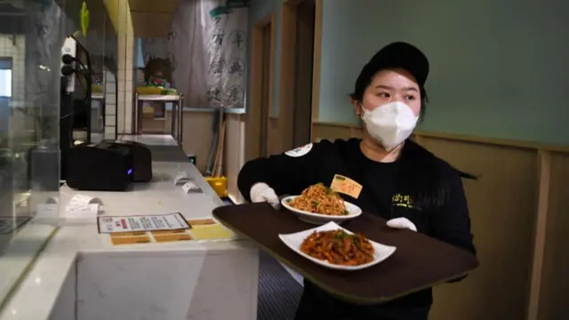 전 세계 여성들은 성별에 따른 임금 격차에 직면해 있으며 이는 위기 상황에서 여성들을 재정적으로 더 취약하게 만든다