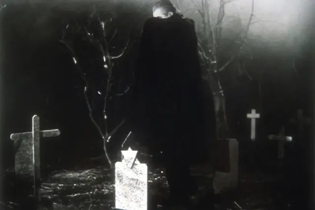 Vud je kombinovao kadrove koje je snimio sa Lugošijem pre njegove smrti sa slikama dublera koji se krio iza svog plašta