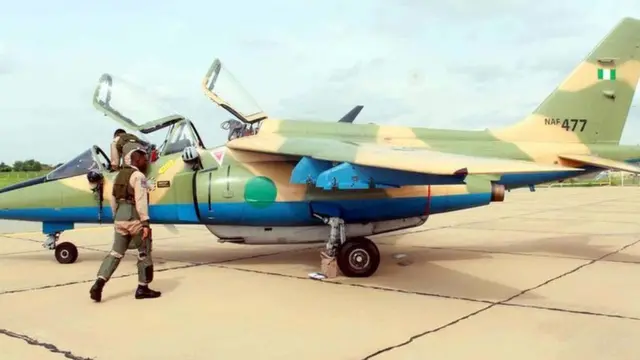 Baalu ilee ologun ofurufu kan ati osisẹ ologun kan