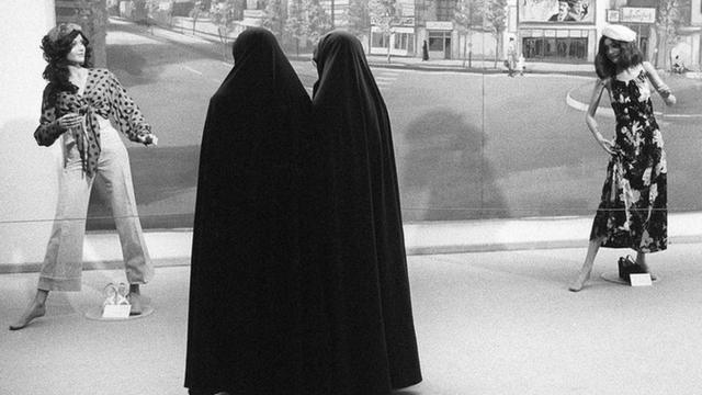 1992年，伊朗举办西式时装展