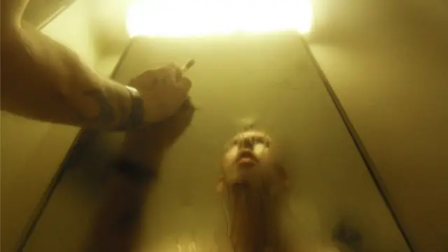 Graham se mira en el espejo