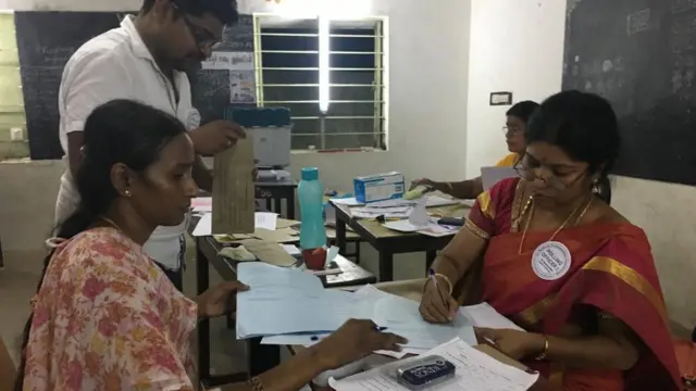 மதுரை வாக்குச்சாவடி ஒன்றில்...