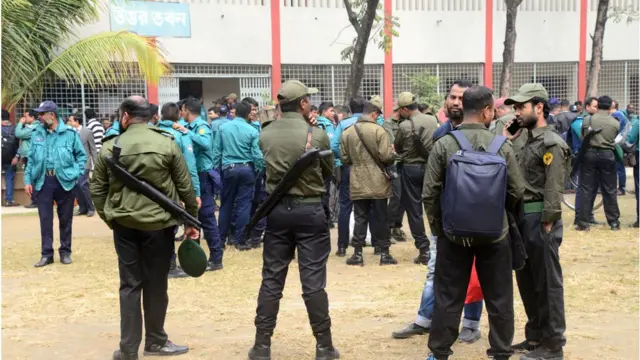 ভোটকেন্দ্রে নিরাপত্তা বাহিনীর উপস্থিতি।