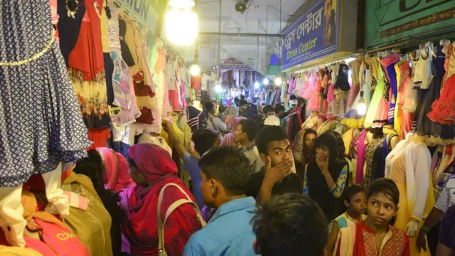 ঈদের আগে ঢাকার নিউ মার্কেট এলাকায় কেনা-কাটায় ব্যস্ত লোকজন।