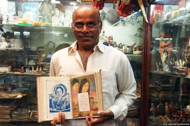 शाहिद हुसेन मन्सूरी आलम आराच्या एकमेव पुस्तिकेसोबत