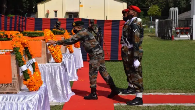एनकाउंटर में मारे गए सैनिक को श्रद्धांजलि अर्पित करते हुए सैन्य अधिकारी