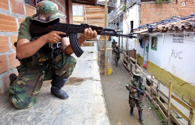 Homem armado e encapuzado segura arma