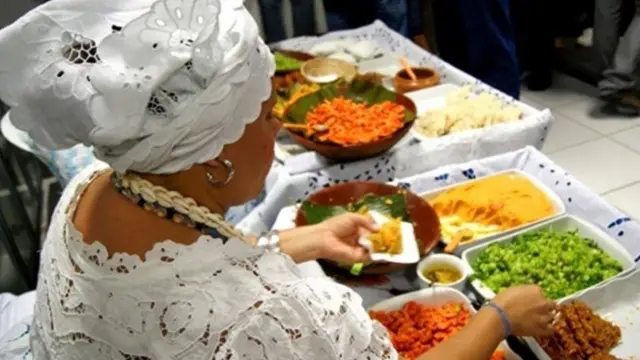 baiana preparando acarajé