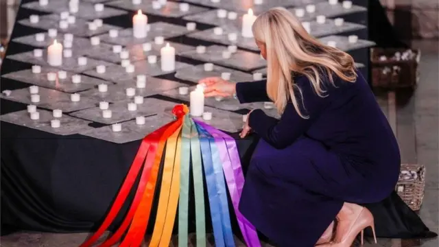 A princesa Mette-Marit acendeu uma vela na cerimônia