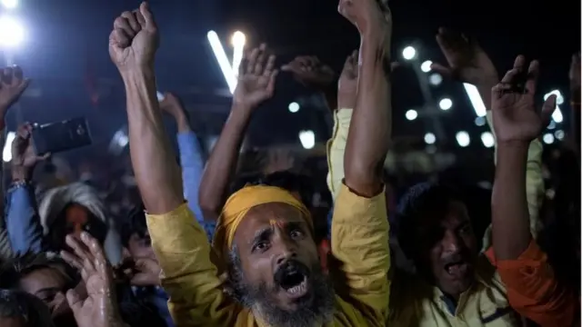 ਜਸ਼ਨ ਮਨਾਉਂਦੇ ਹਿੰਦੂ ਕਾਰਕੁਨ