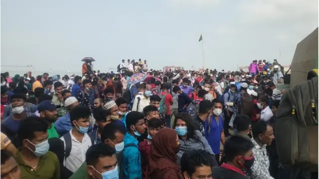 মুন্সীগঞ্জের শিমুলিয়া ফেরিঘাটের দৃশ্য