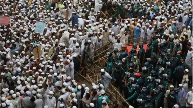 বিক্ষোভকারীরা ঢাকার বারিধারা এলাকার থাকা ফরাসী দূতাবাস ঘেরাও করতে চাইলেও পুলিশ তাদের পথিমধ্যে আটকে দেয়।