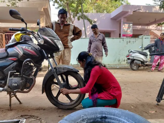 లేడీ బైక్ మెకానిక్