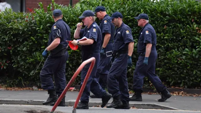 Investigadores de la policía en Nueva Zelanda inspeccionan el lugar del tiroteo