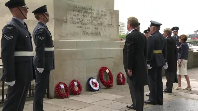 Возложение венков на набережной Виктории