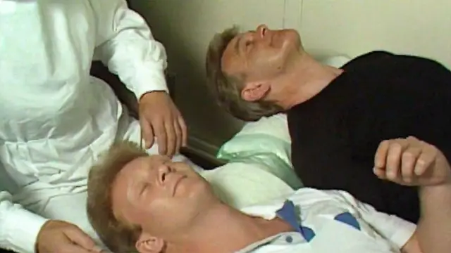 Dos voluntarios acostados