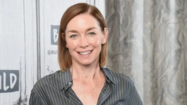 أدت الممثلة جوليان نيكلسون دور رهينة أمريكية لدى الجماعة المسلحة ينادونها باسم الدكتورة