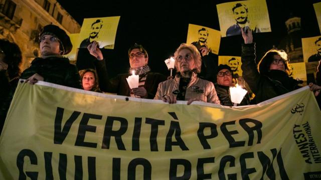 متظاهرون يحملون الشموع في ميدان بريتوريا بمدينة باليرمو الايطالية في الذكرى الرابعة لوفاة الباحث الإيطالي جوليو ريجيني