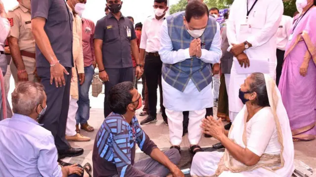 મુખ્ય મંત્રી વિજય રૂપાણીએ જામનગરની જી.જી. હૉસ્પિટલની મુલાકાત લીધી હતી અને દર્દીઓનાં સગાં-સંબંધીઓનાં ખબરઅંતર પૂછ્યાં હતાં