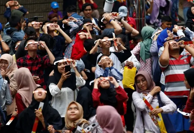 ผู้คนในกรุงจาการ์ตาของอินโดนีเซียออกมาชมสุริยุปราคมบางส่วน 26 ธ.ค. 2019