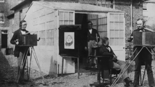 Estúdioestratégia para apostarestratégia para apostar em futebolfutebolFox Talbot, com três homens trabalhando