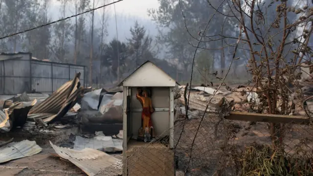 Figura religiosa y fondo de escombros.
