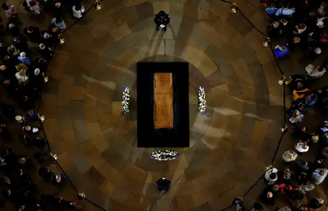 أفراد من الجمهور يلقون نظرات الوداع الأخيرة على جثمان القس بيلي غرايم في العاصمة الأمريكية واشنطن، واشتهر بأنه سفير الرب وبأنشطته التبشيرية التي غطت معظم أنحاء العالم.