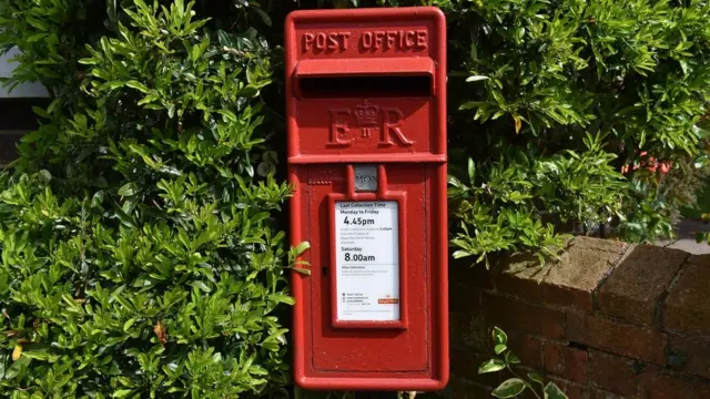 Почтовый ящик с инициалами Елизаветы II