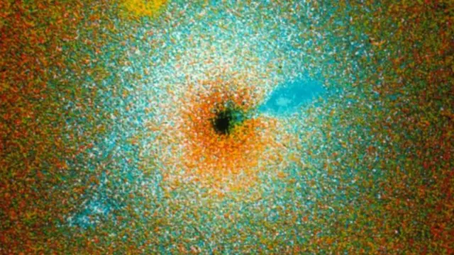 এমএইটসেভেন গ্যালাক্সির একটি ছবি, এসব ছবি থেকেই ধারণা করা হয়েছিল যে এতে একটি ব্ল্যাক হোল আছে।