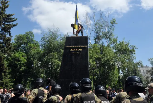 демонтаж памятника