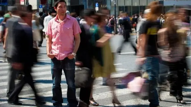 ਭੀੜ ਵਿੱਚ ਖੜ੍ਹਾ ਇੱਕ ਪੁਰਖ