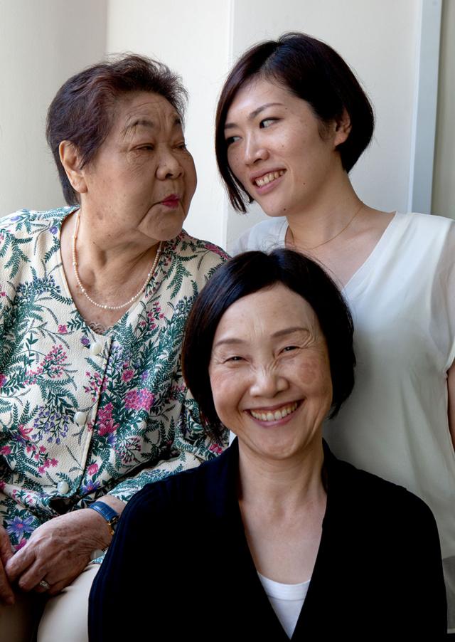 Teruko (à esquerda) com sua irmã Tomoko (à sua frente) e sua neta Kuniko (à direita) em 2015