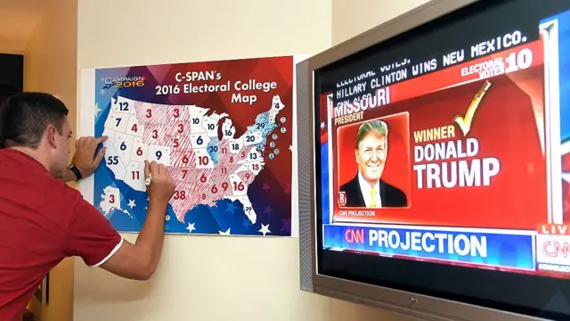 Una pantalla muestra el resultado de la elección presidencial en Florida