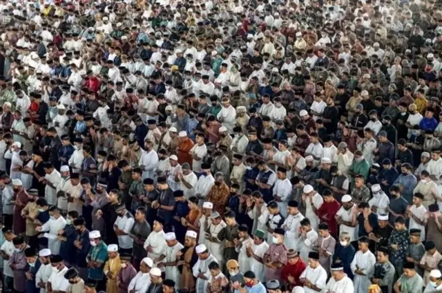 Ribuan orang mengikuti salat Idul Fitri di Masjid Islamic Center, Lhokseumawe, Aceh, tahun 2020.