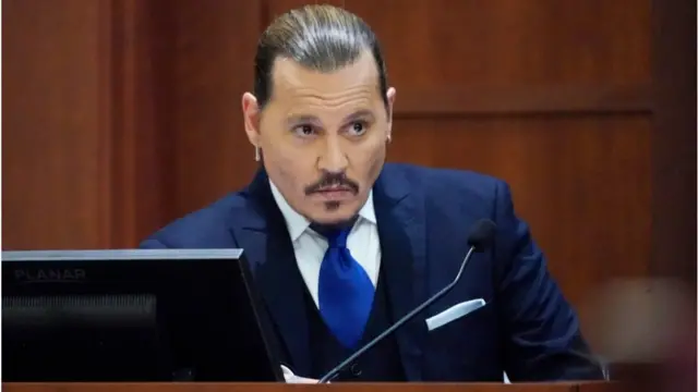 Johnny Depp tại phiên tòa hôm 25/04 ở Virginia