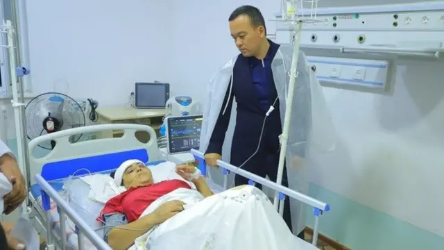 Сурхондарё вилоят ҳокими Улуғбек Қосимов Сариосиё туманидаги мактаб директори Умида Турсуновани шифохонада бориб кўрган пайт
