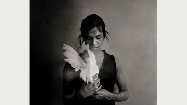 Когда Мохоне (сейчас ей 29) исполнилось 10 лет, она заявила, что она - женщина. Отец запер мальчика в домашних стенах на три года, чтобы никто его (ее?) не видел. Мохона сбежала и сейчас живет в Дели