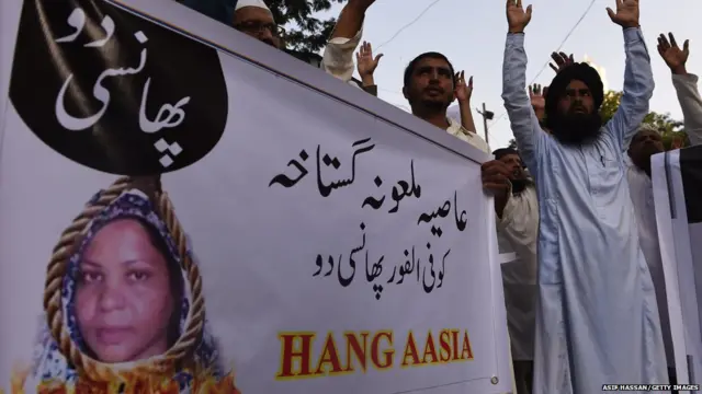 ਮਨੁੱਖੀ ਕਾਰਕੁਨ ਮੰਨਦੇ ਹਨ ਕਿ ਅਦਾਲਤਾਂ ਦਬਾਅ ਵਿੱਚ ਹਨ