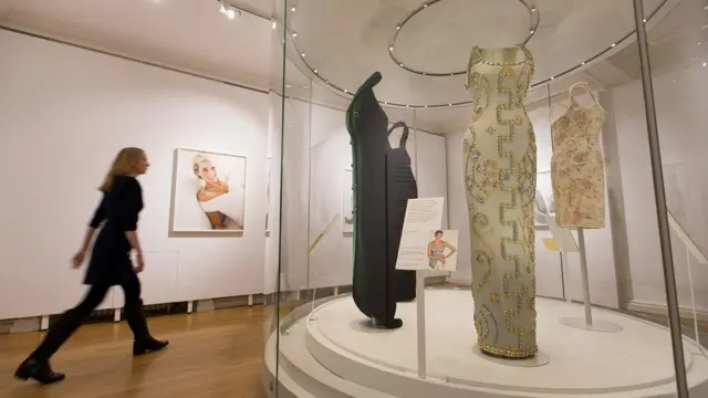 Gaun Versace warna biru muda dengan potongan modern dan berpayet yang dipakai Diana untuk pemotretan sampul Harper's Bazaar dengan fotografer Patrick Demarchelier pada 1991.