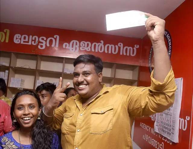 अनूप बी अपनी पत्नी के साथ