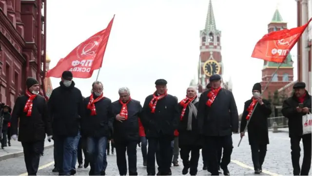 Ảnh chụp ngày 22/4: Ông Gennady Zyuganov đã đến trước Lăng Lenin để đặt vòng hoa