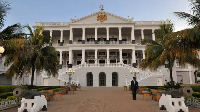 फलकनुमा महल