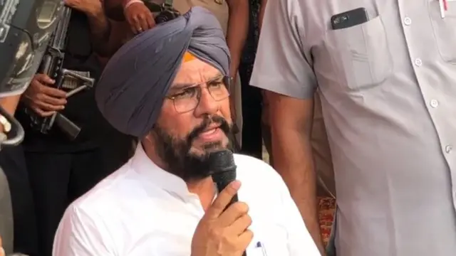 ਪੰਜਾਬ ਦੇ ਪੰਚਾਇਤ ਮੰਤਰੀ ਕੁਲਦੀਪ ਸਿੰਘ ਧਾਲੀਵਾਲ ਸੰਬੋਧਨ ਕਰਦੇ ਹੋਏ