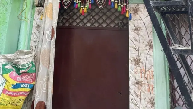 निधि की मां का घर. पड़ोसियों के मुताबिक निधि ने कई साल पहले ही ये घर छोड़ दिया है