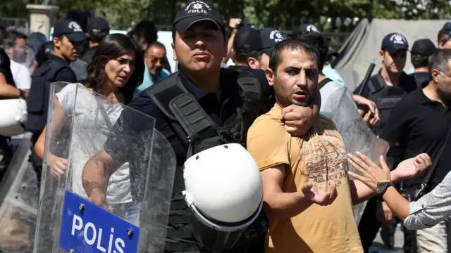 Policial reprime manifestante