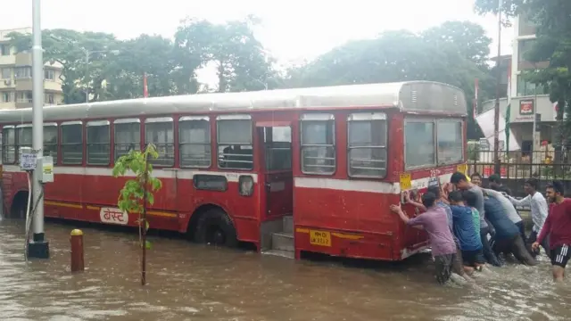 हिंदमाता पाणी साचलं