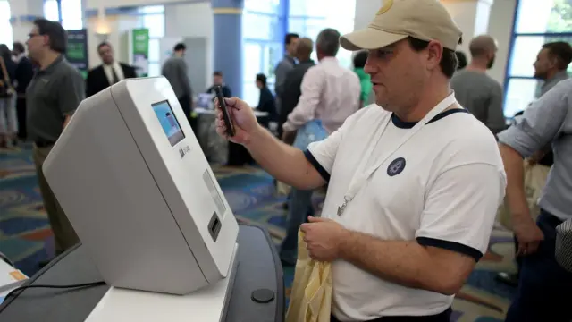 బిట్‌కాయిన్ ఏటీఎం నుంచి తన ఖాతాలోకి కాయిన్లు పంపించుకుంటున్న వ్యక్తి