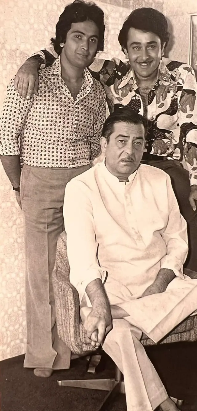 अपने दो बेटों ऋषि कपूर और रणधीर कपूर (दाएं) के साथ राज कपूर